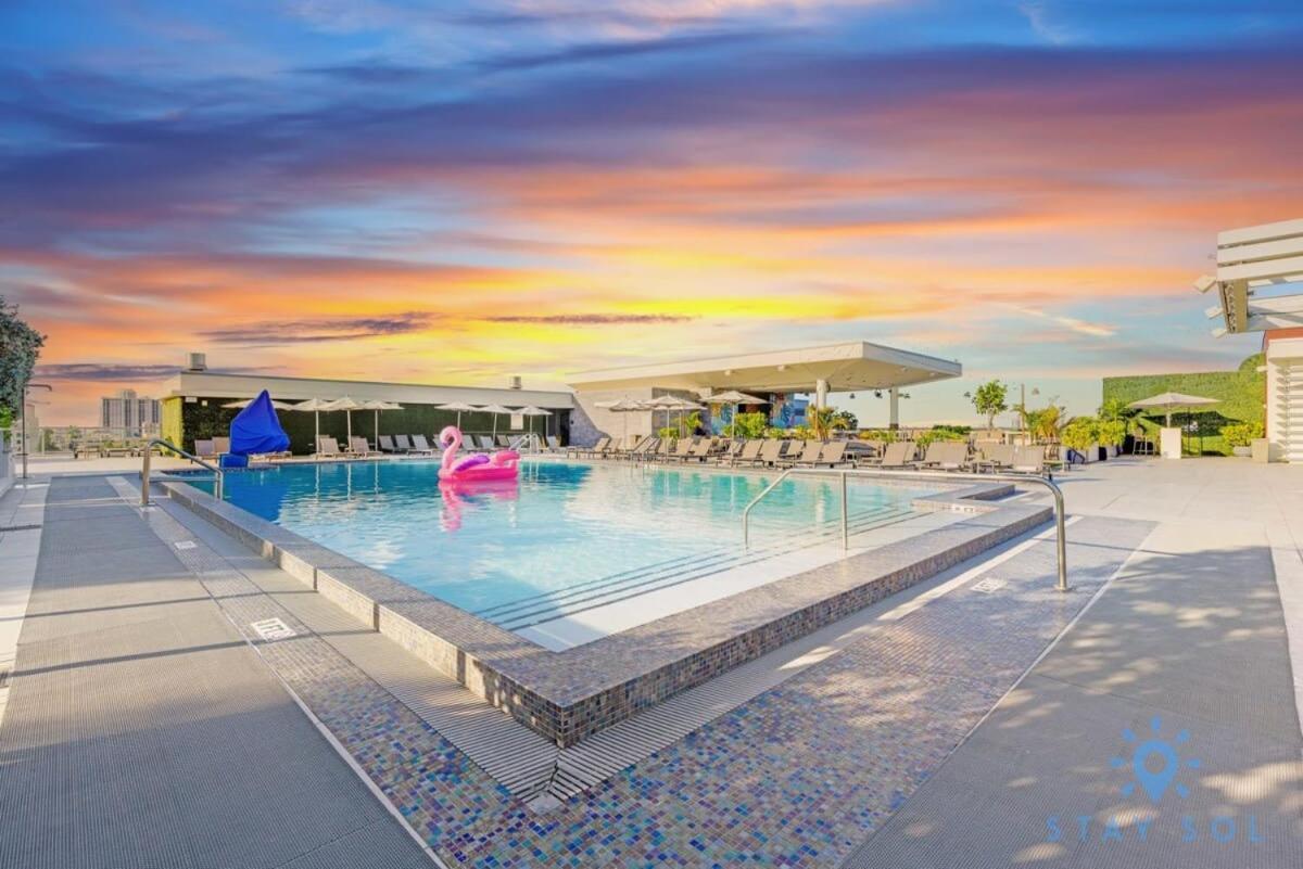 Rooftop Pool - Balcony - Hollywood Beach Broad - Walk Apartment Exterior photo